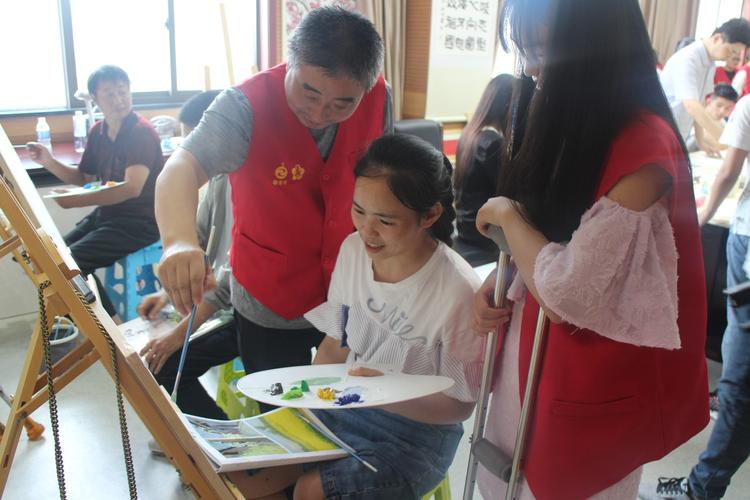 图片组织靖江市残疾人文化艺术爱好者参加残疾人书画创作展示交流活动